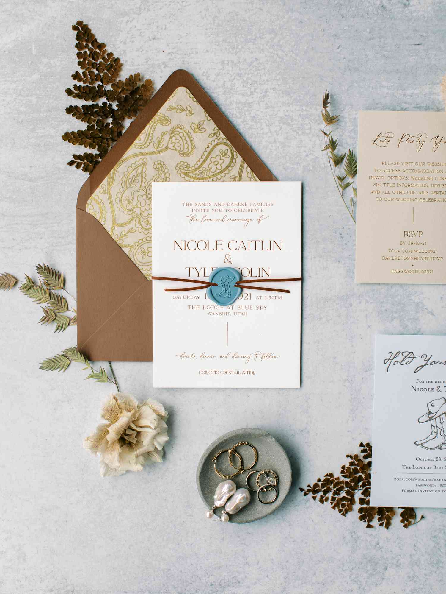 Nicole and Tyler's paisley-printed envelope lining