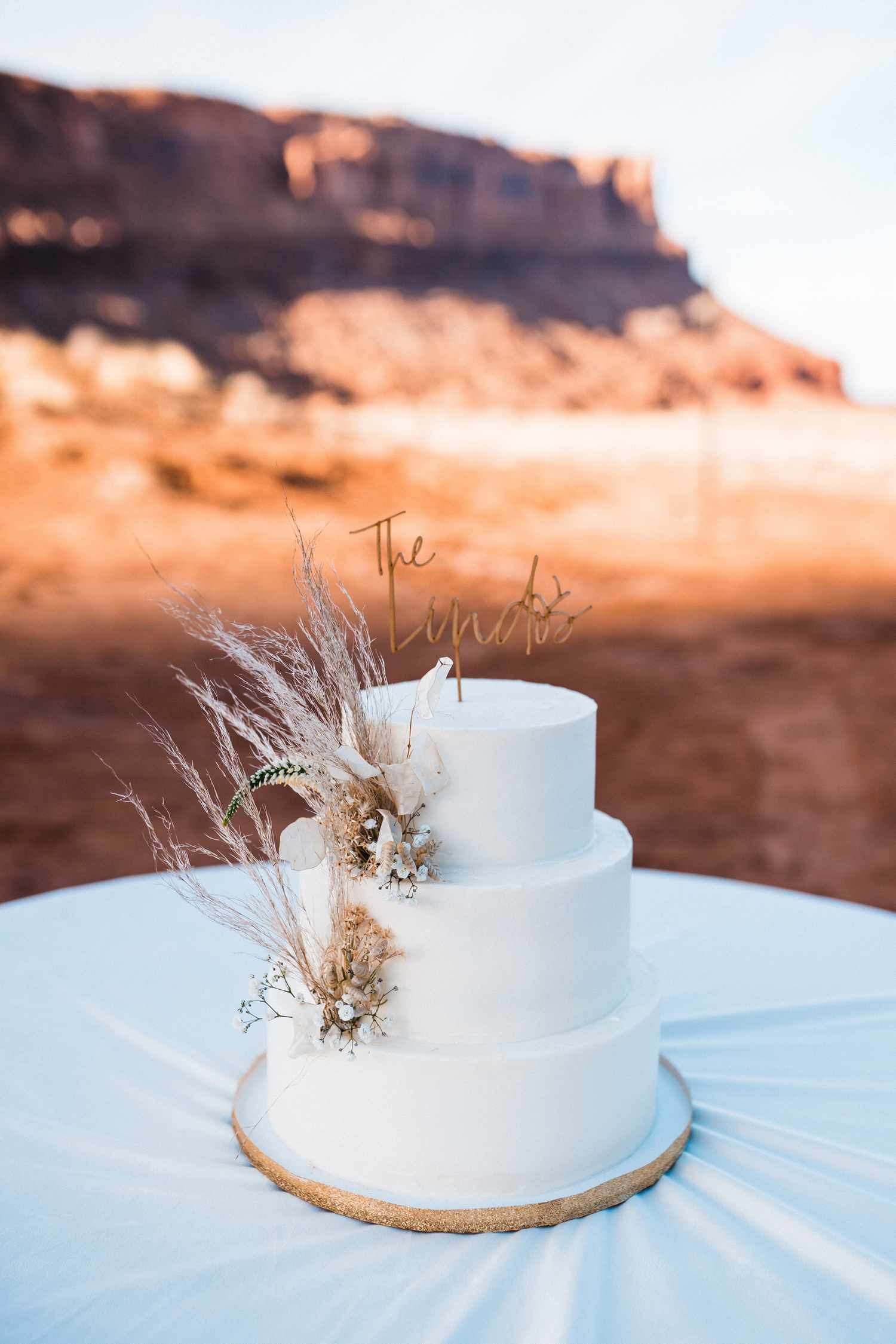 Cake with pampas grass and dried florals
