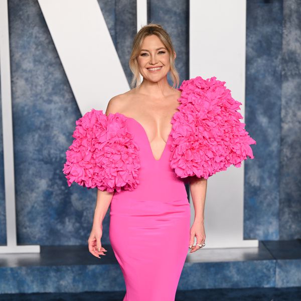 Kate Hudson smiling in a frilly pink dress at the Vanity Fair Oscar Party