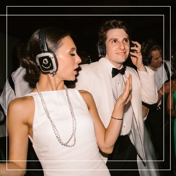 bride andg room dancing to silent disco