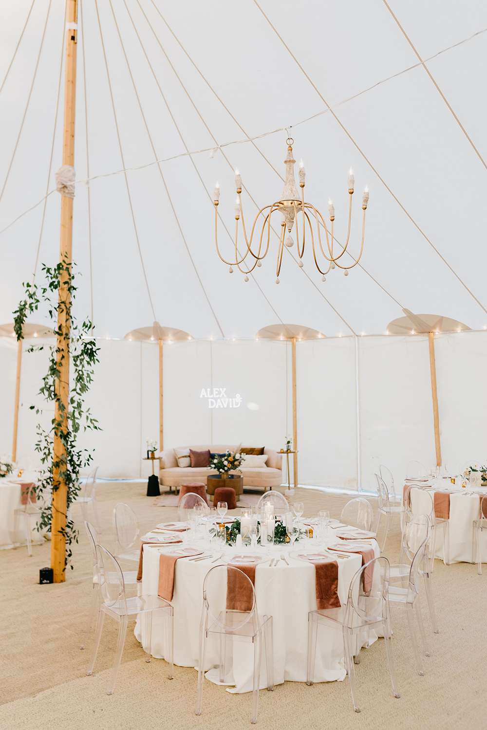 round wedding table with ghost chairs and velvet napkins