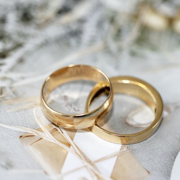 Interlocking gold wedding bands