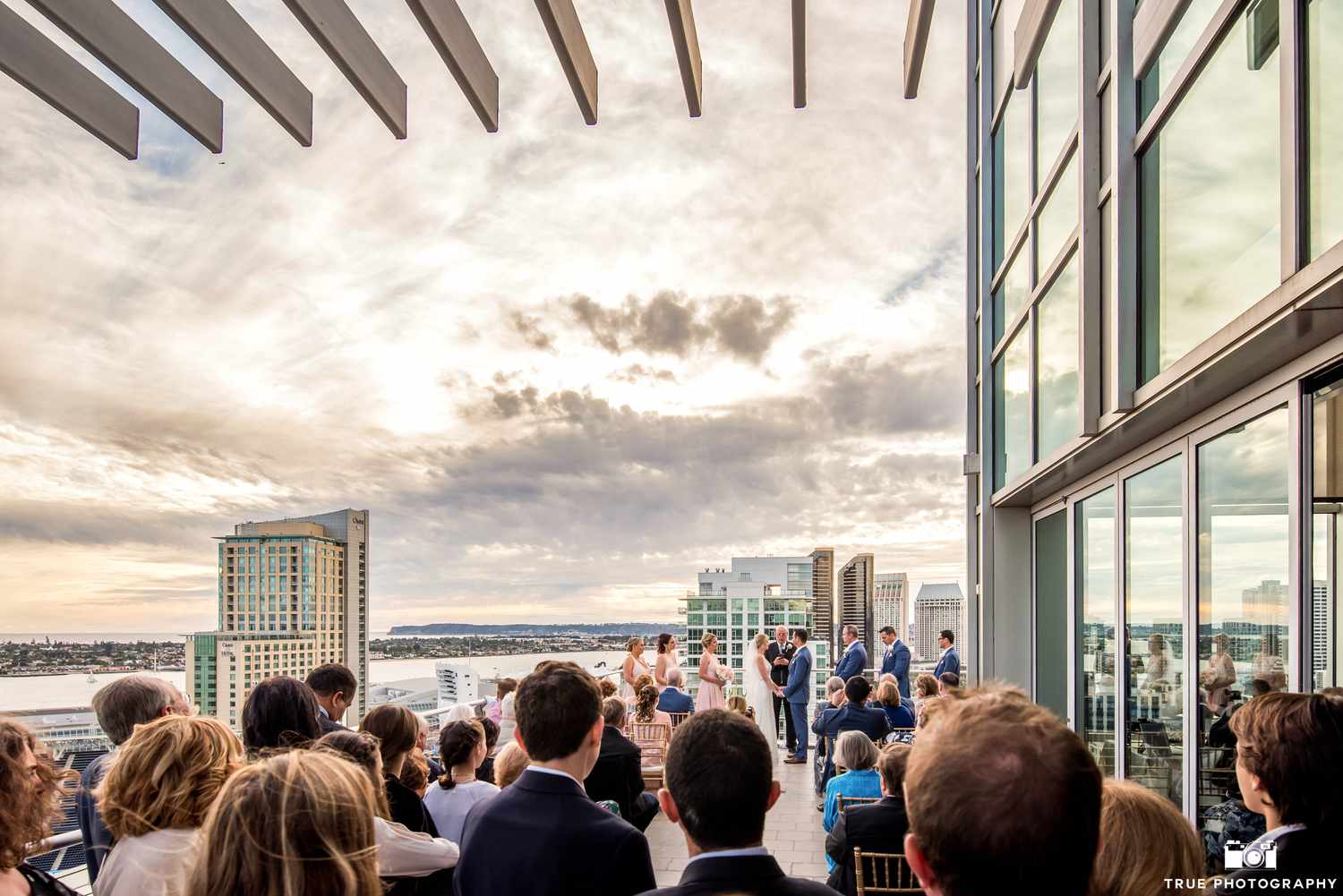 outdoor wedding ceremony at DiamondView Tower