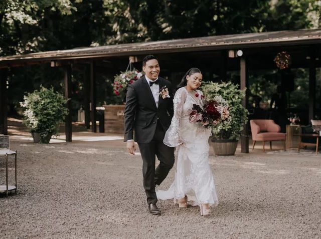Oregon wedding couple