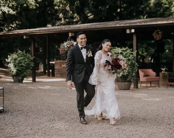 Oregon wedding couple