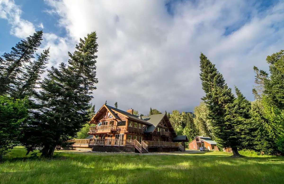 Lush lawn and evergreen trees outside the Yakima River Lodge in Washington.
