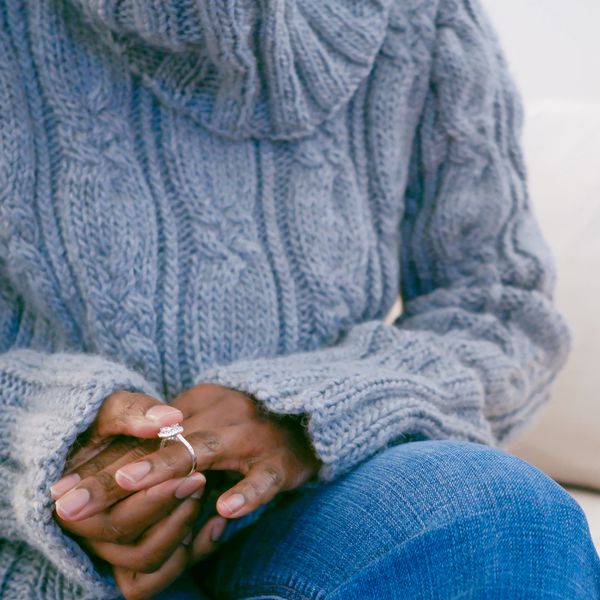 Woman Removes Engagement Ring From Her Finger, Wondering What to Do With Wedding Ring After Divorce
