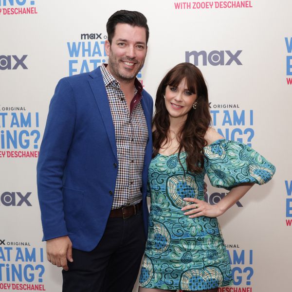 Zooey Deschanel and Jonathan Scott posing at the âWhat Are You Eating?â premiere
